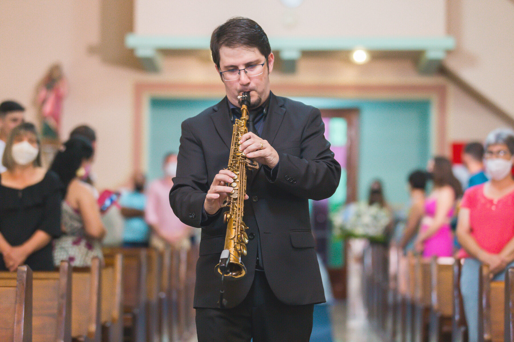 Saxofonista tocando no altar durante cerimônia