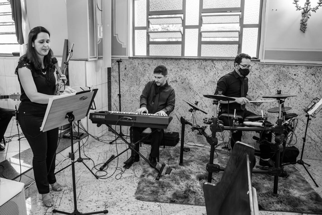 Trio musical com flauta, teclado e bateria eletrônica